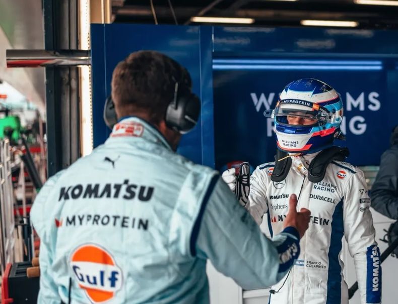 Vowles en el box felicita a Colapinto tras concluir su práctica en Silverstone.