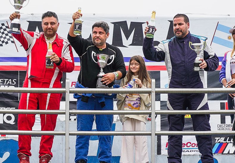laly Cordone celebrando en el podio del Mouras.