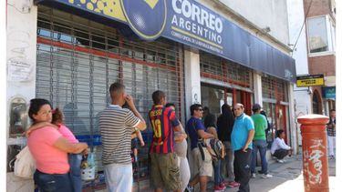 INTERMINABLE. Las colas en el Correo Argentino tuvieron que modificarse después de una denuncia de mal trato..