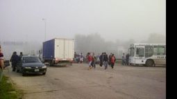 Caos vehicular en la entrada por el Petrel. Se le sumó la espesa niebla. (Foto. Gabriel Lagomarsino).
