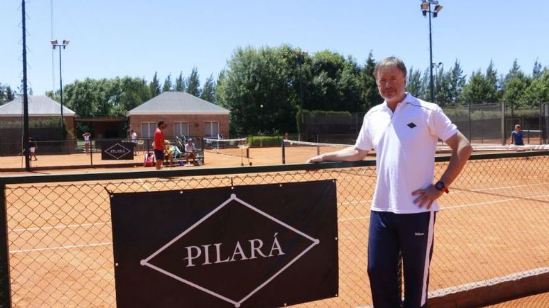 Gustavo Luza, excapitan de Copa Davis, hoy al frente de la Academia de Tenis de Pilará. .