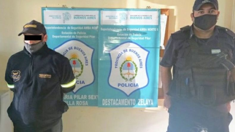 El hombre de 24 años está acusado de asaltar al menos dos casas del barrio cerrados donde trabajaba. .