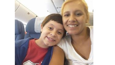 AVIÓN. Martín junto a su mamá Mercedes..