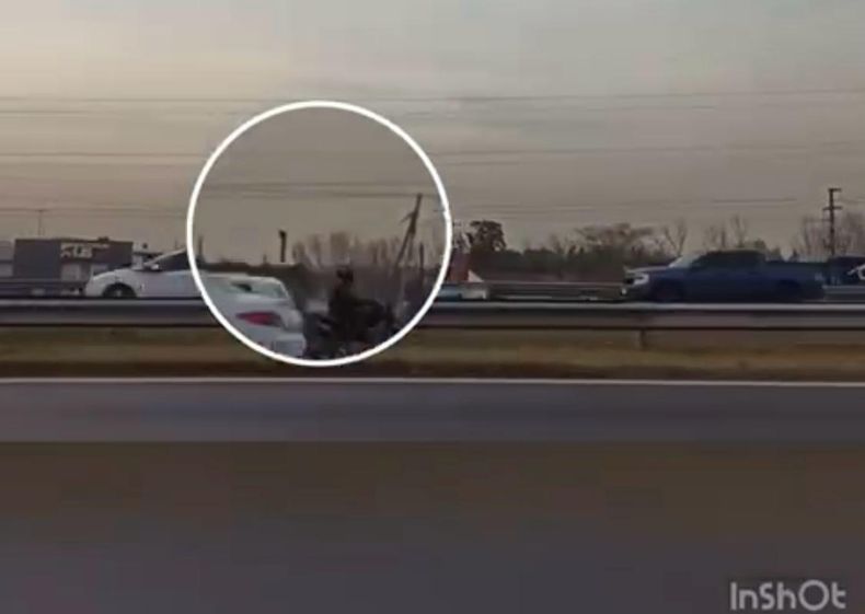 A CONTRAMANO. La imagen fue captada por un automovilista.&nbsp;