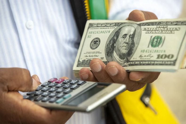 En el inicio de la semana, el dólar blue cotiza a $1.025 para la compra y $1.045 para la venta.