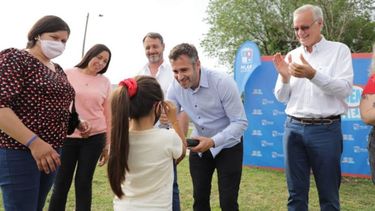 VER BIEN. Gollán participó de una entrega de anteojos con Achával y Laurent..