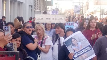 La marcha por el femicidio de Solange Sanabria en el centro de Pilar. De blanco, la madre de la víctima.