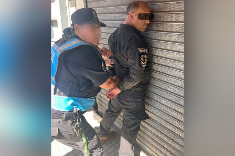 EN LA TERMINAL. Momento de la detención del falso policía.&nbsp;