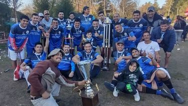 CAMPEONES. Los jugadores de San Jorge posan con el trofeo tras la consagración..
