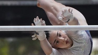 EN EL AIRE. Julieta Lucas brilló en las barras asimétricas.