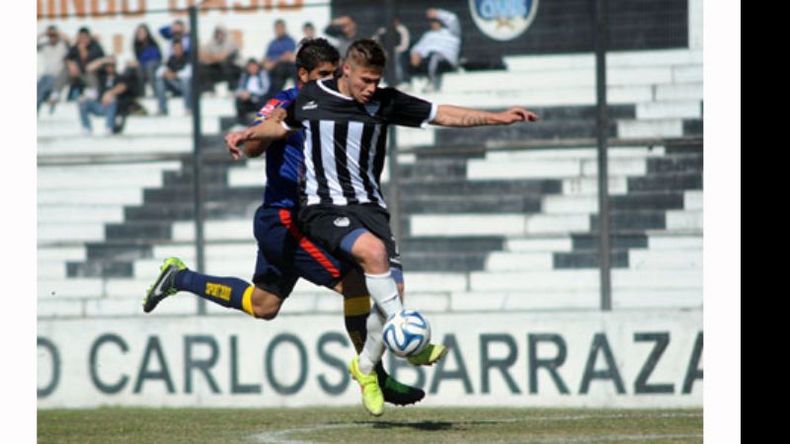 Rivero domina la pelota ante un rival. El delantero marcó su primer gol con la camiseta de Fénix..