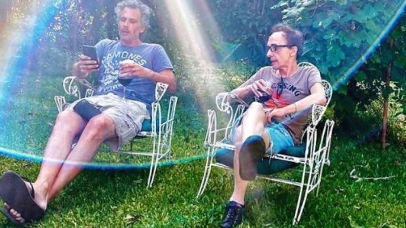 Verano punk. Leyenda del rock nacional, Stuka tuvo un año intenso y suele pasar sus momentos de descanso en Pilar. En la foto, el guitarrista de Los Violadores (quien además acaba de editar un disco solista con su proyecto Stuka´s Underground) aparece distendido junto a su amigo Maxi Di Sario, un histórico del barrio Tropiano..