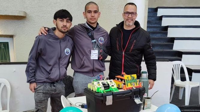 A MDQ fueron los estudiantes Alejo Torres e Iván Fuidio, ambos de 6to 3ra electromecánica (bajo la guía del profesor Paulo Villalba)