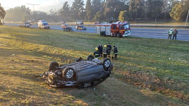 VOLCADO. Así quedó el VW Gol que sufrió el accidente esta mañana.