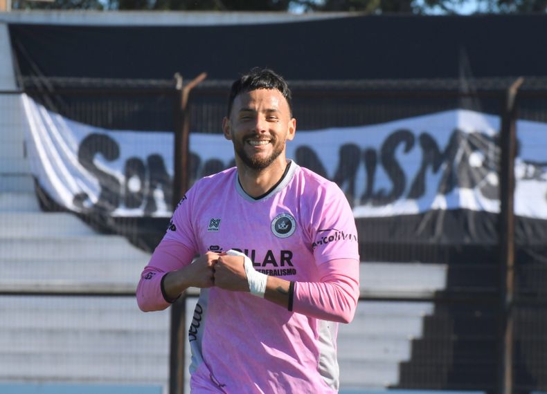 Eloy Rodríguez y su clásico festejo tras abrir la cuenta para el Monarca en el primer tiempo.