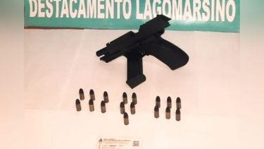 amenazo a dos jovenes con una 9mm