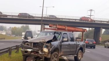 Accidente en Panamericana: La camioneta Ford Ranger debió esquivar a un automovilista detenido y terminó chocando contra el guardarrail.&nbsp;