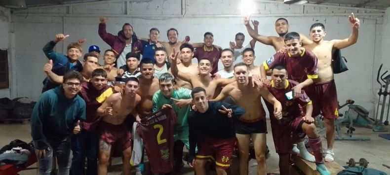 FIESTA. Los jugadores de Monterrey festejan el triunfo que los consolida como líderes.
