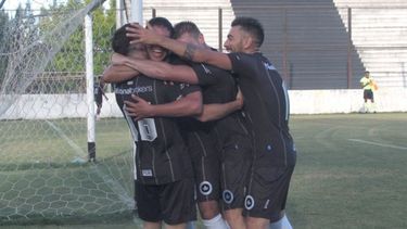 LOCURA. Los jugadores de Real festejan uno de los tantos ante Lamadrid..