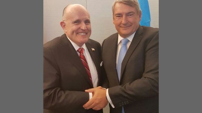 Giuliani, jefe de asesores de seguridad e inteligencia de Trump, junto a DOnofrio, en Washington..