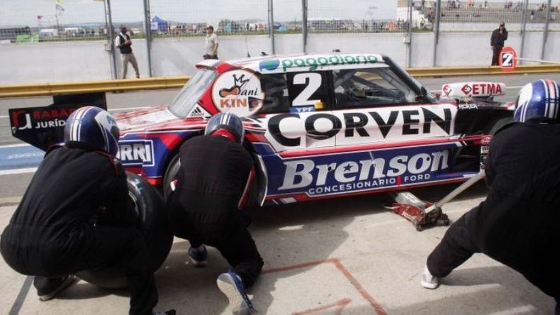 Los equipos ensayaron el cambio de neumáticos. La detención en boxes será una de las claves de la carrera..