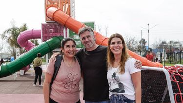 AIRE LIBRE. Achával y Peralta charlaron con los vecinos en la nueva plaza.