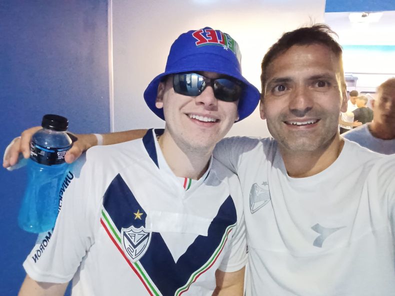 Bizarrap junto a Pepe Vázquez en el vestuario de Vélez.&nbsp;