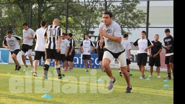 Preparando el Calamar. El defensor Leonel Bargas durante la práctica de ayer. Atrás, el resto de sus compañeros..