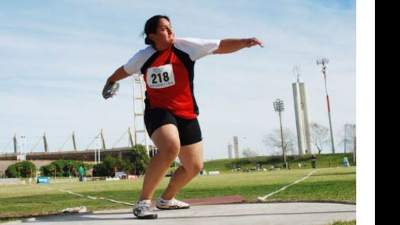 Noelia Sersen a punto de un lanzamiento de bala que vale bronce..