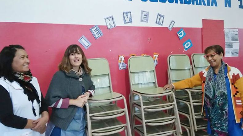 ALEGRÍA. Las sillas que compró la cooperadora llegaron y despertaron sonrisas..