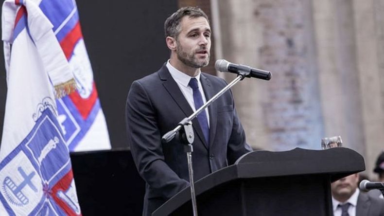 JURA. Achával asumió en el Pellegrini, un predio emblemático, ante la bandera de Pilar y unos 2 mil vecinos..