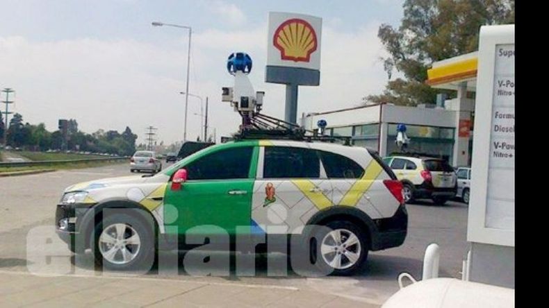 Una de las camionetas de Google, en Pilar. Tienen cámaras con 15 lentes..