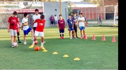 Los chicos durante la práctica..
