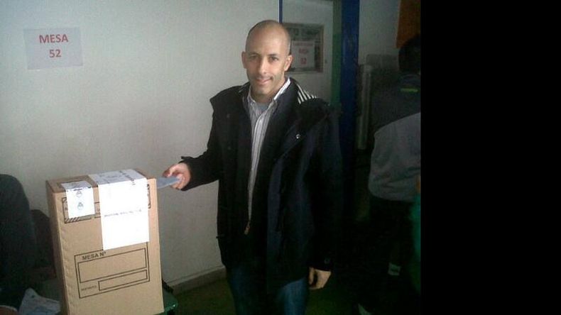 Nicolás Ducoté, 1º precandidato por el denarvaísmo, en la Escuela 26..