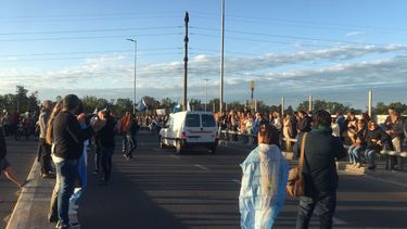 PROTESTA. Los manifestantes se concentraron poco después de las 18 de este domingo sobre el puente del Kilómetro 50. .