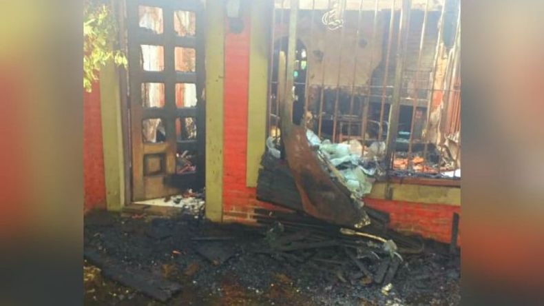 La vivienda fue devorada por el fuego y sus ocupantes lograron salir ilesos. .