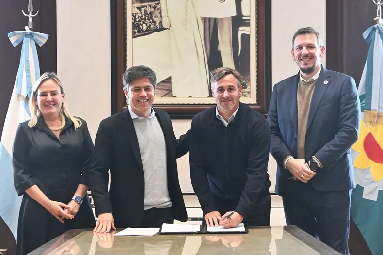PUSO LA FIRMA. Achával, entre Kicillof y Quattromo, rubricando el convenio de Provincia Leasing.&nbsp;