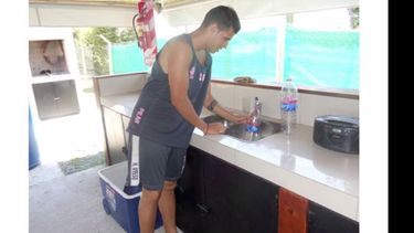 Martínez Vargas llena una botella para hidratarse después del entrenamiento..