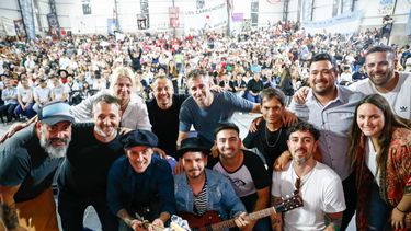 CANCIÓN CON TODOS. Achával, funcionarios y músicos, durante el encuentro en el Club Derqui.