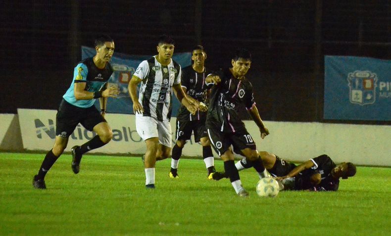 CON LA PELOTA. Chambi inicia un ataque; viene de marcar su primer gol del torneo.