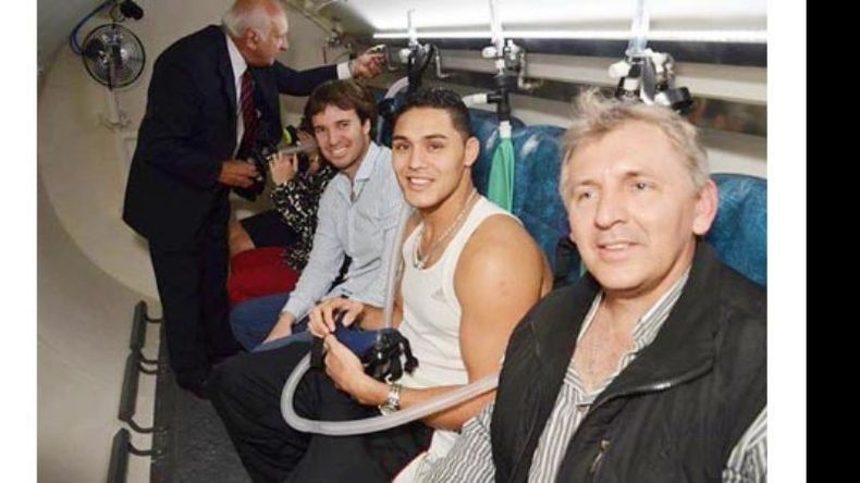 Probando. El ex futbolista Pancho Maciel, el boxeador Yamil Peralta y el piloto del Dakar Roberto Naivirt, probando la cámara hiperbárica inaugurada en el Hospital de Del Viso..
