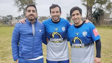 TRÍO. Méndez junto a los jugadores Nahuel Kucner y Emmanuel Ibáñez..