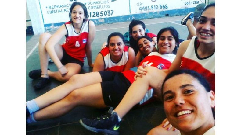 SELFIE. Parte del equipo femenino campeón de Muni Pilar..