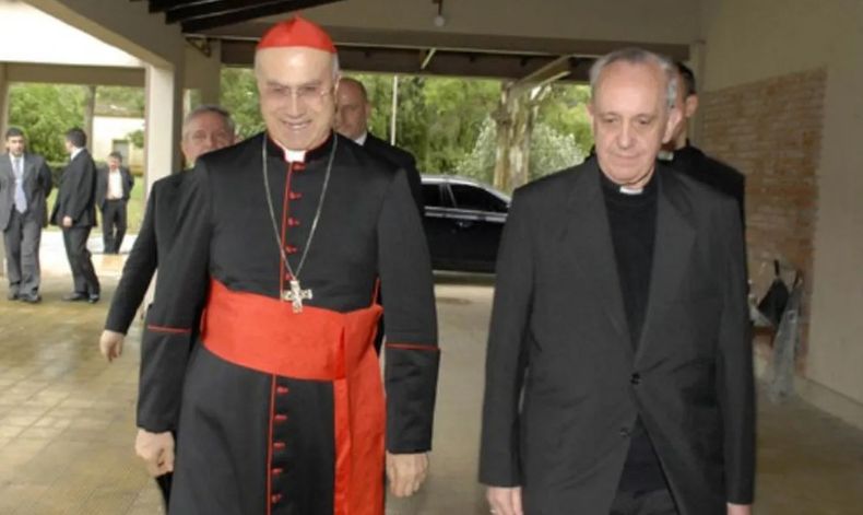 Jorge Bergoglio junto a Tarcisio Bertone en Fátima, durante la Conferencia Episcopal realizada en La Montonera.