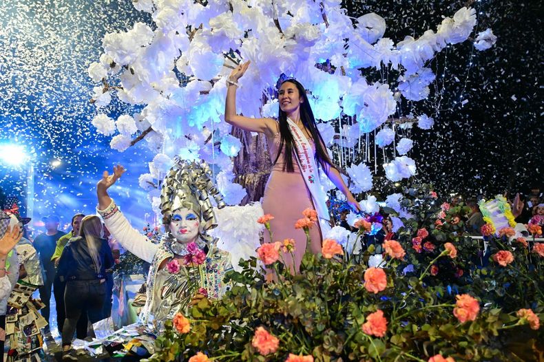 EMBAJADORA DE LA FLOR. Una de las tradiciones de la Fiesta de la Flor en Escobar.