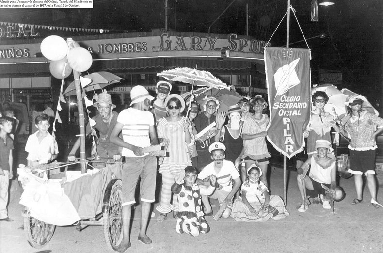 Alegría pura. Un grupo de alumnos del Colegio Tratado del Pilar festeja en las calles durante el carnaval de 1967, en la Plaza 12 de Octubre.