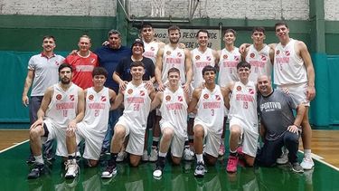 EQUIPO. La formación de Sportivo que logró el triunfo a pesar de todo. .