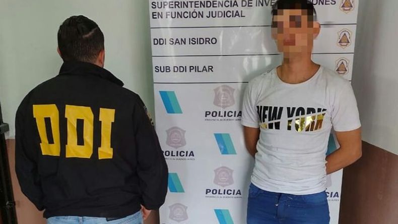 ACUSADO. Cristian Cano Báez, minutos después de ser detenido. .