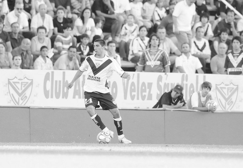 Marzo de 2008. Debut de Gastón Díaz con la camiseta de Vélez. El pilarense fue dos veces campeón con el Fortín, donde actualmente juega, y una con Racing. Sus comienzos fueron en el baby de Sportivo y en Abrojal.&nbsp;