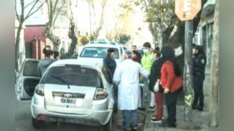 La mujer se trasladaba en un Ford Ka rubo al hospital. Foto @juancaimpacto..